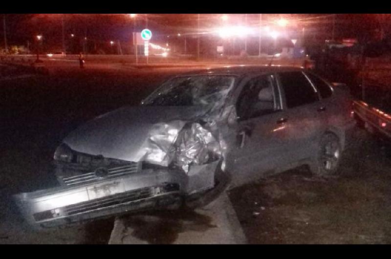 Auto y camioneta protagonizaron un violento choque en la rotonda del Puente Carretero