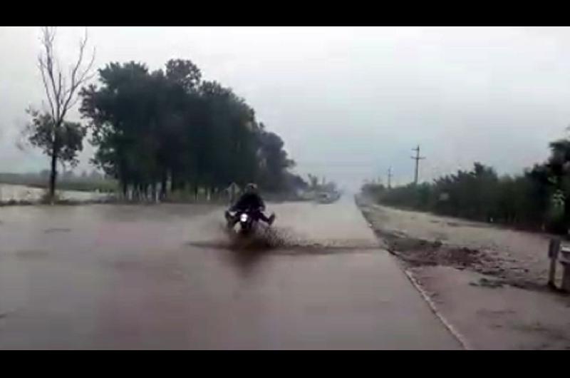 Piden circular con precaucioacuten por la ruta 64 por agua en la calzada