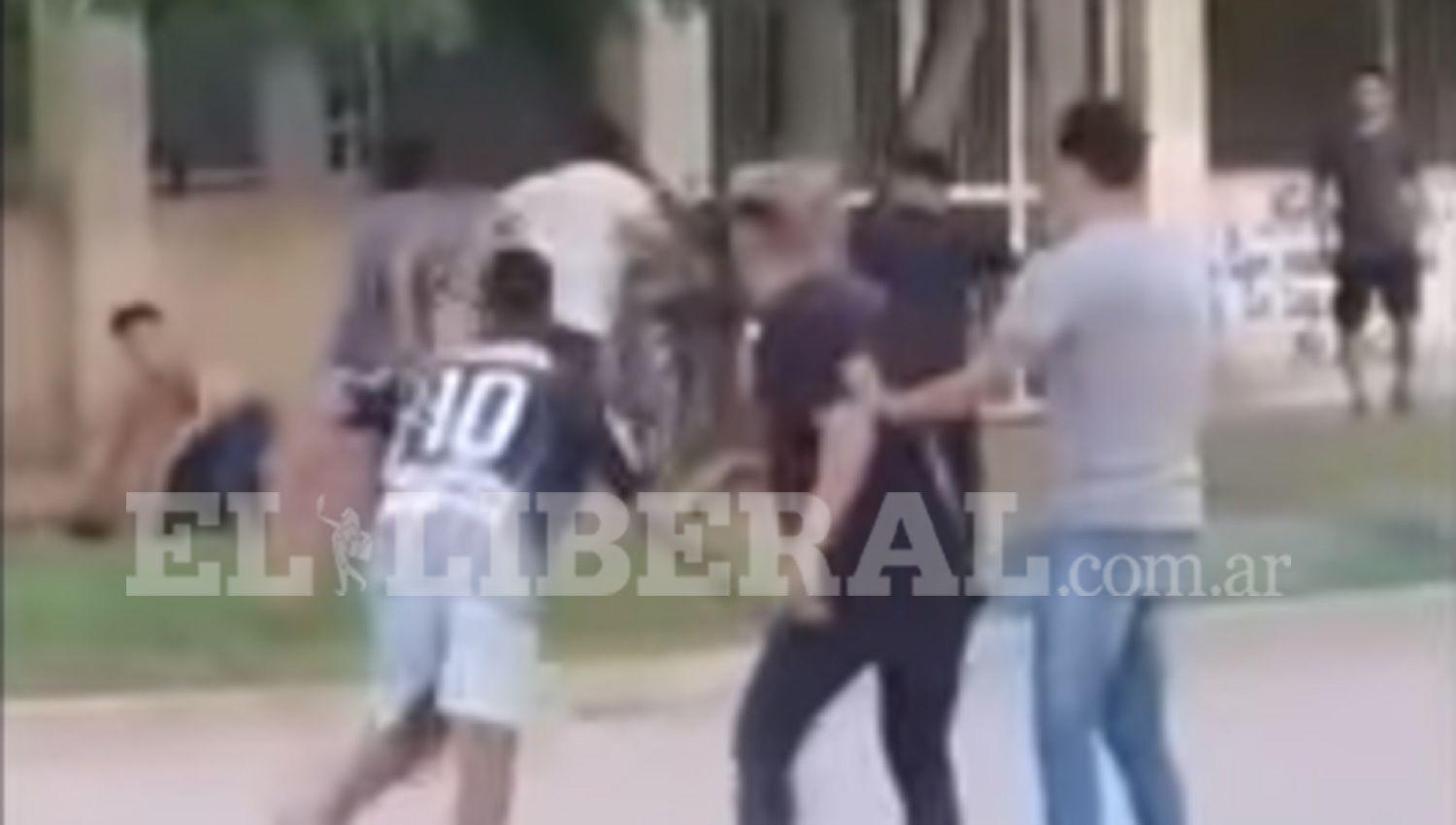 VIDEO  Irracional pelea con palos y cintazos entre joacutevenes