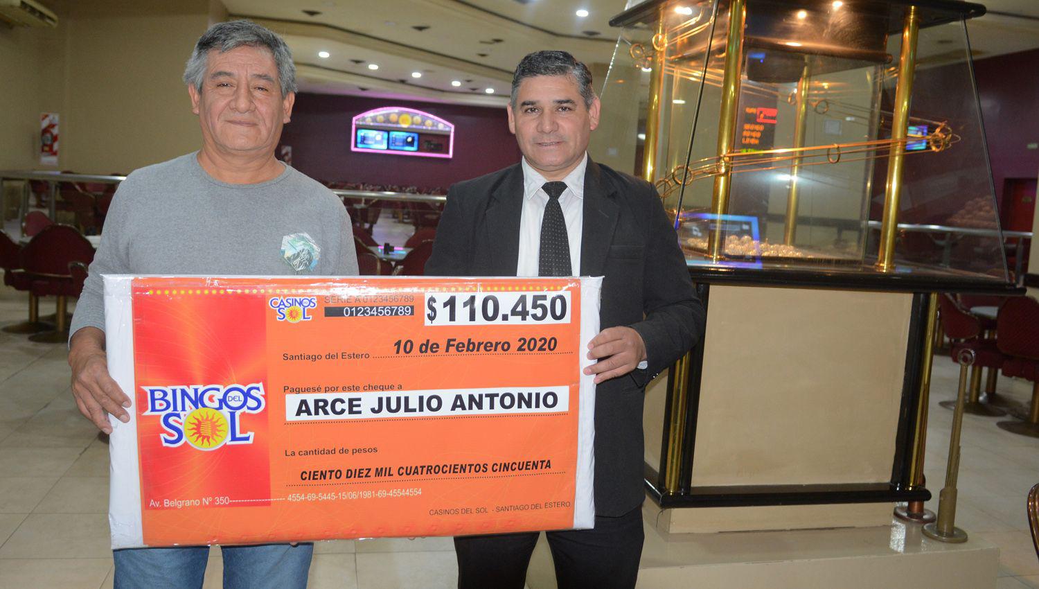 ALEGRÍA Julio Arce recibió ayer su cheque en la sala del Bingo
