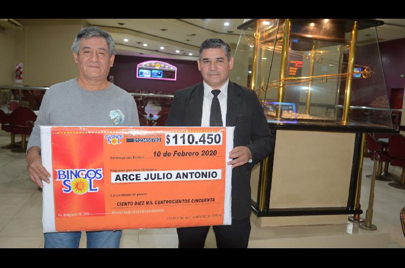 ALEGRÍA Julio Arce recibió ayer su cheque en la sala del Bingo
