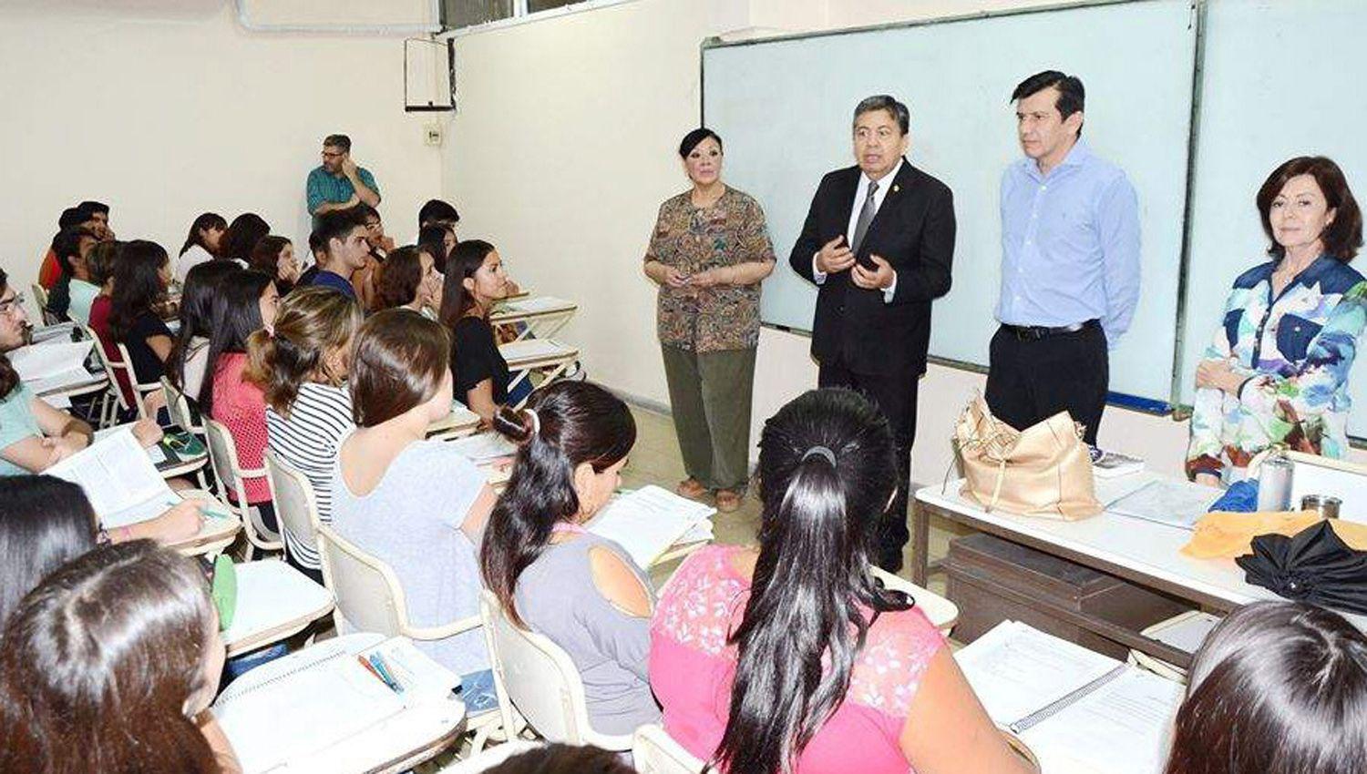 Unse- bienvenida a los alumnos de la Facultad de Humanidades