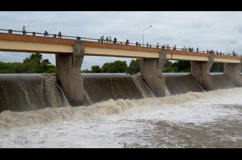 EFECTO Un impresionante aumento del caudal y del agua que deriva se produjo ayer en el Dique Los Quiroga
