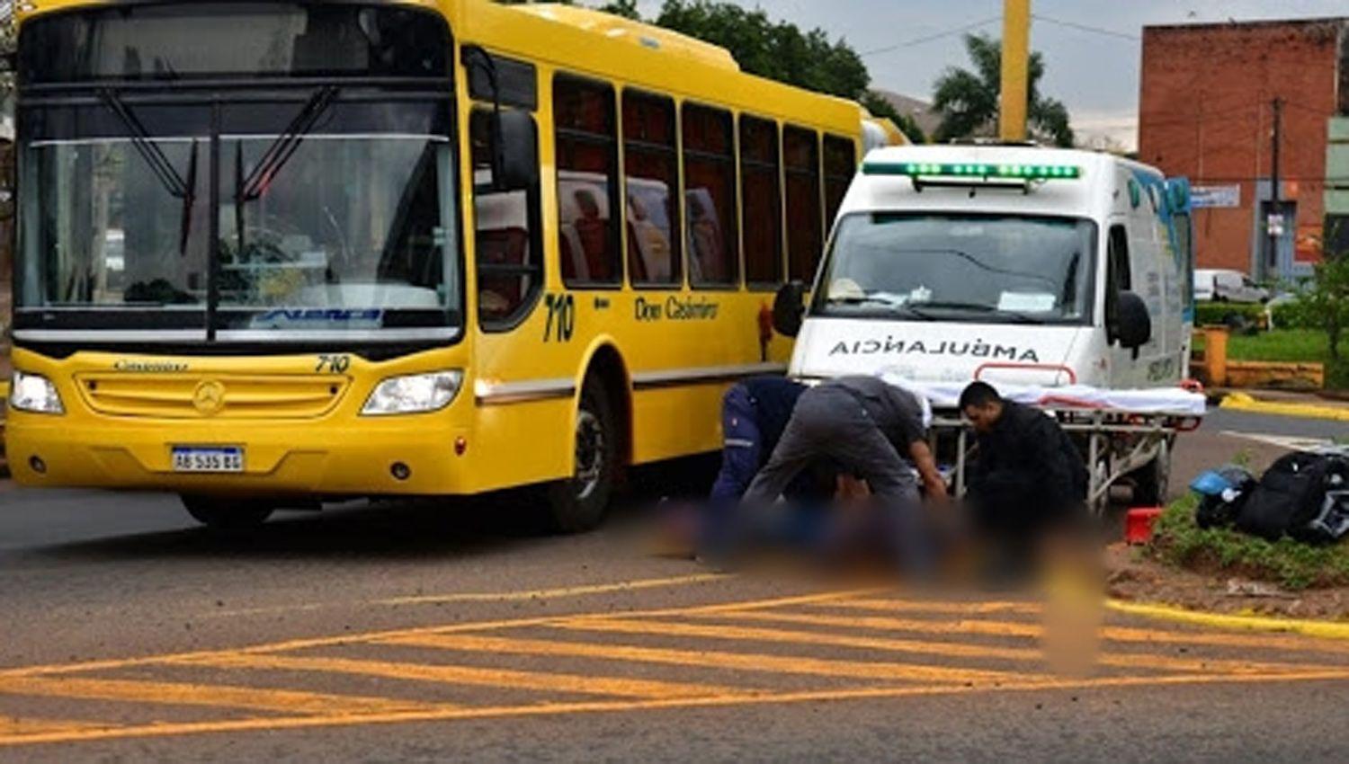 Nintildeo de 6 antildeos cayoacute de un colectivo en movimiento y sufrioacute graves heridas