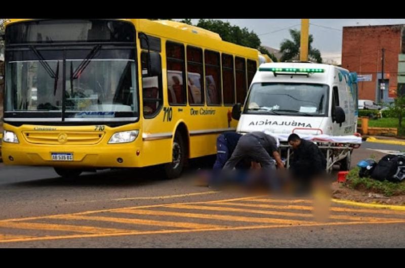 Nintildeo de 6 antildeos cayoacute de un colectivo en movimiento y sufrioacute graves heridas