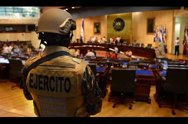 EEUU consideroacute ldquoinaceptablerdquo la entrada de militares en el Legislativo de El Salvador