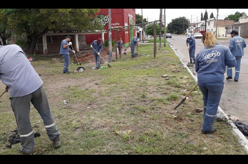 Tratan de recuperar la higiene de la ciudad tras 5 diacuteas de lluvias