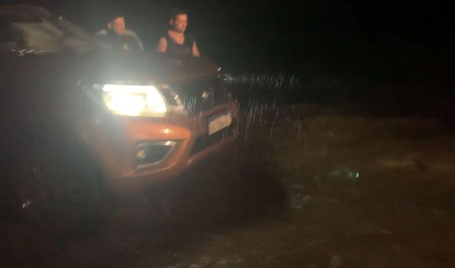 VIDEO  Treinta tucumanos salvaron a Pablo Lescano y evitaron que el riacuteo ldquose lleverdquo su camioneta