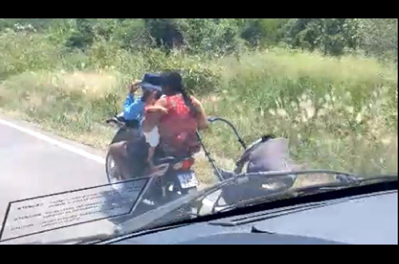 VIDEO  Motociclistas remolcan un cochecito en la Ruta 34 vieja