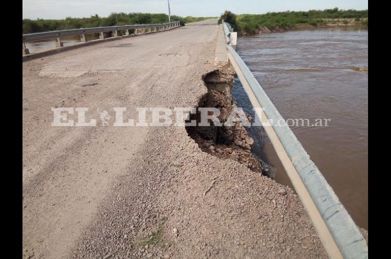 El puente cruza por el Río Saladillo uniendo a las localidades de Los Telares con Colonia Dora