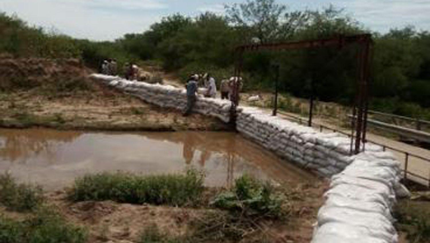 En la toma del Canal de la Patria se reforzaron las defensas para que el agua no salga del cauce