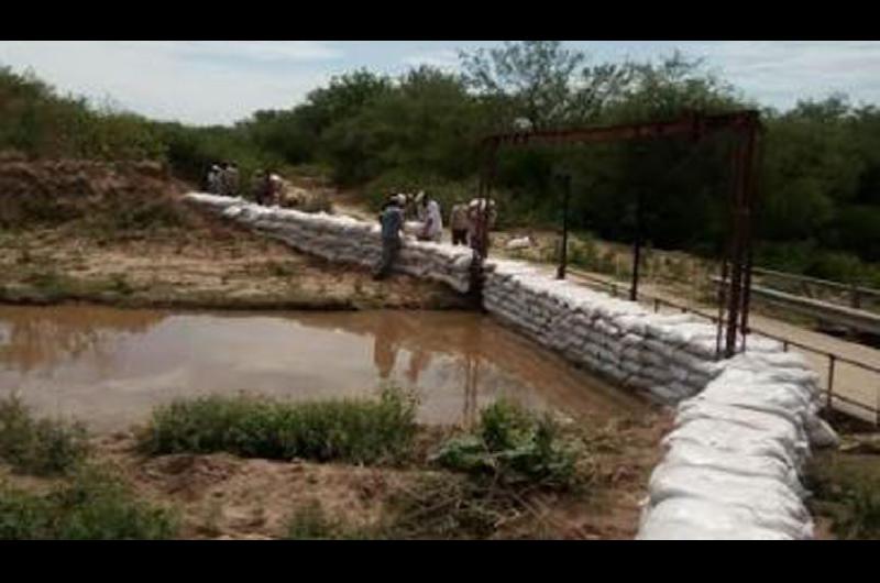 En la toma del Canal de la Patria se reforzaron las defensas para que el agua no salga del cauce