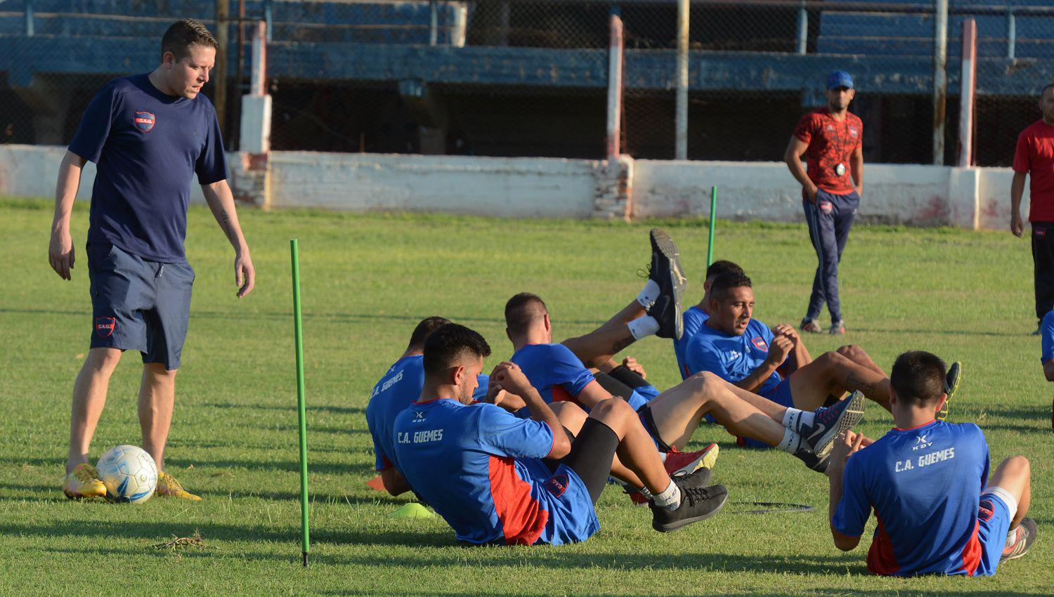 ENSAYOS El DT de Güemes Pablo Martel debe reemplazar a Zelaya Chalabe y Vitín Rodríguez se disputan ese lugar en la cancha 
