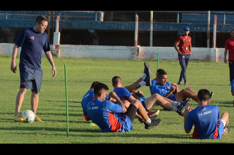 ENSAYOS El DT de Güemes Pablo Martel debe reemplazar a Zelaya Chalabe y Vitín Rodríguez se disputan ese lugar en la cancha 
