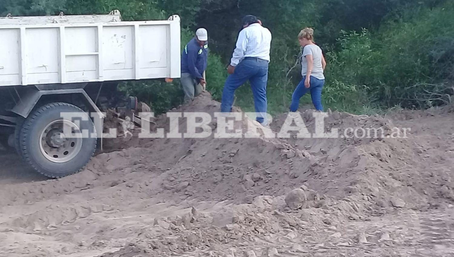 El personal de la comuna de San Pedro trabaja intensamente para prevenir los desbordes del Río Dulce