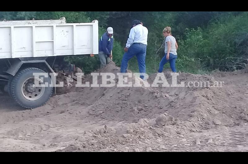 El personal de la comuna de San Pedro trabaja intensamente para prevenir los desbordes del Río Dulce