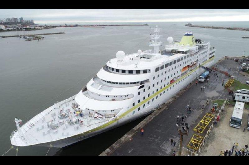 Un crucero de lujo con 388 pasajeros a bordo amarroacute en el puerto