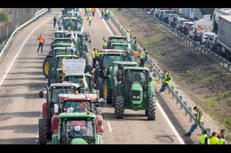 Miles de tractores cortan rutas en toda Espantildea por crisis agriacutecola