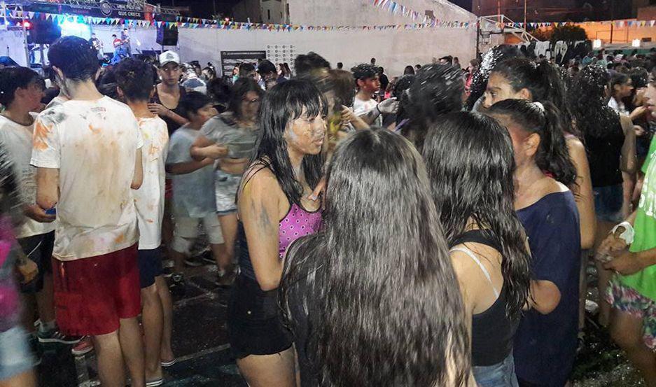 PURA DIVERSIÓN Habr� sorteos mucho cotillón y venta de comidas y bebidas a cargo de las disciplinas del club También se podr� adquirir espuma soda témperas y todo el cotillón para jugar al Carnaval
