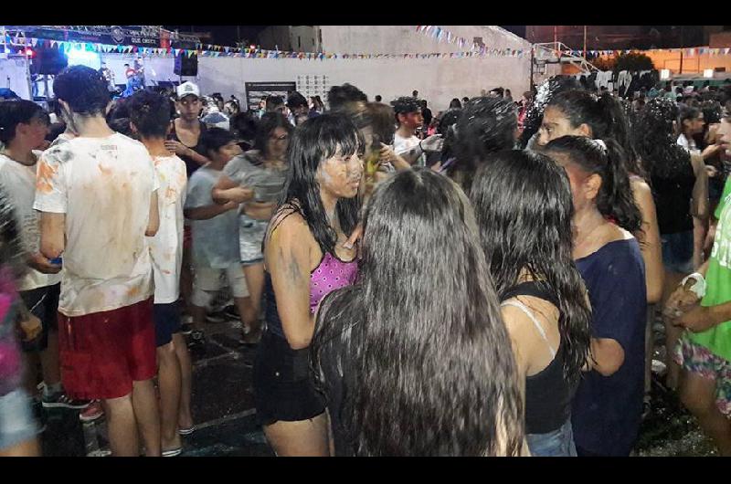 PURA DIVERSIÓN Habr� sorteos mucho cotillón y venta de comidas y bebidas a cargo de las disciplinas del club También se podr� adquirir espuma soda témperas y todo el cotillón para jugar al Carnaval
