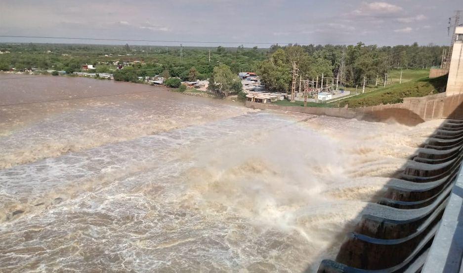 El Dique Frontal continuacutea derivando mucha agua al Dulce con la situacioacuten controlada