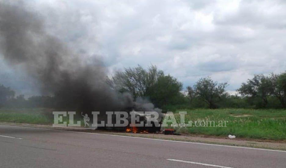 Ruta 34- un hombre y su hijo se bajaron a tiempo de su auto que fue consumido por las llamas