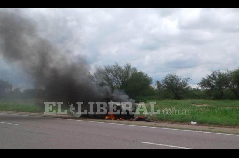 Ruta 34- un hombre y su hijo se bajaron a tiempo de su auto que fue consumido por las llamas