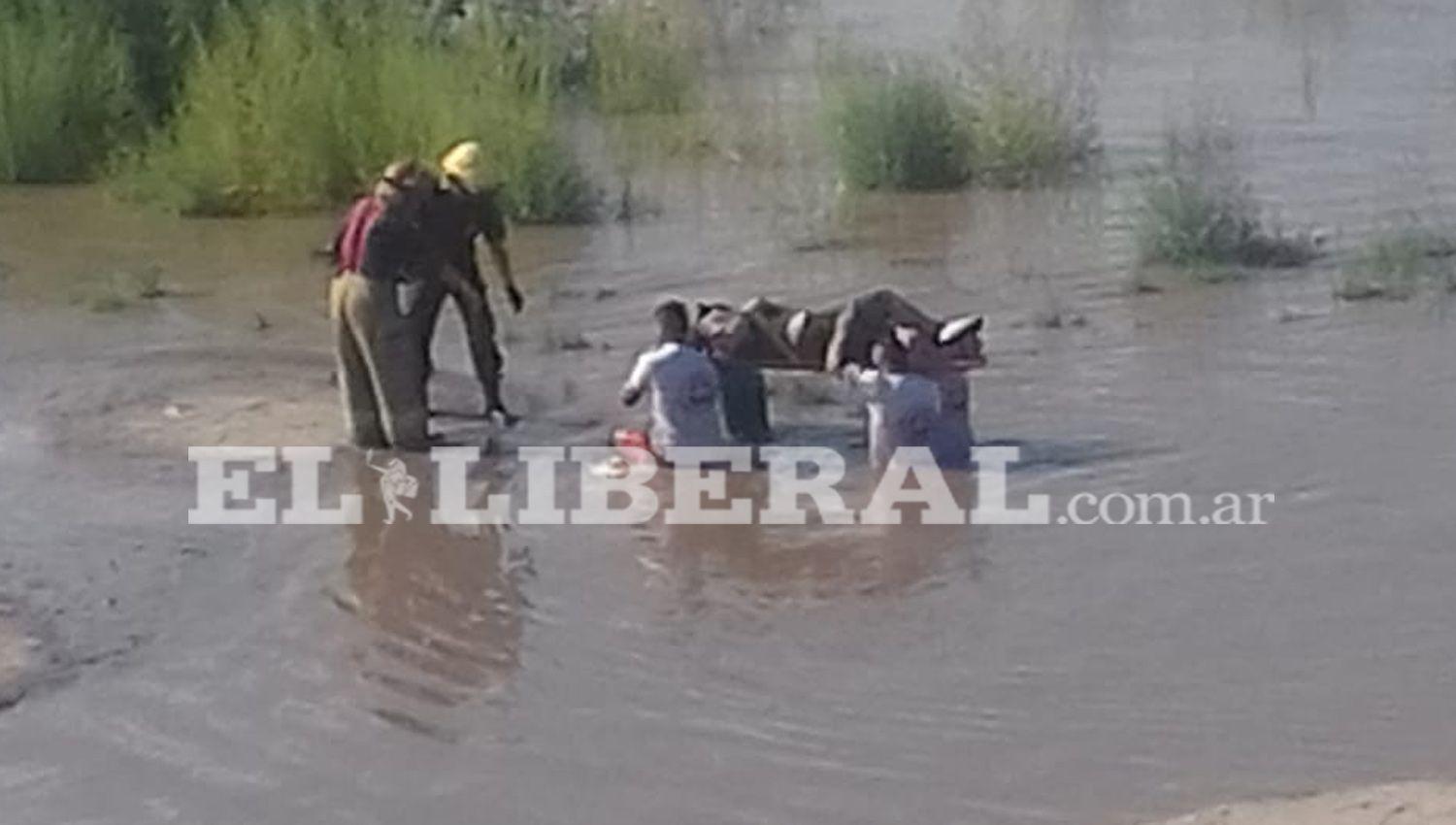 Pescador cayoacute en un barranco del Riacuteo Dulce y logroacute llamar a los bomberos desde su celular