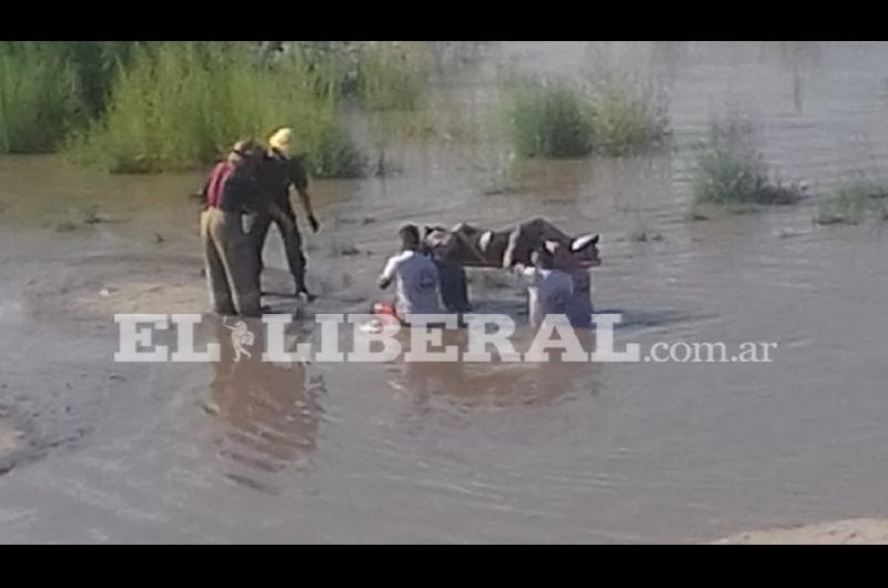 Pescador cayoacute en un barranco del Riacuteo Dulce y logroacute llamar a los bomberos desde su celular