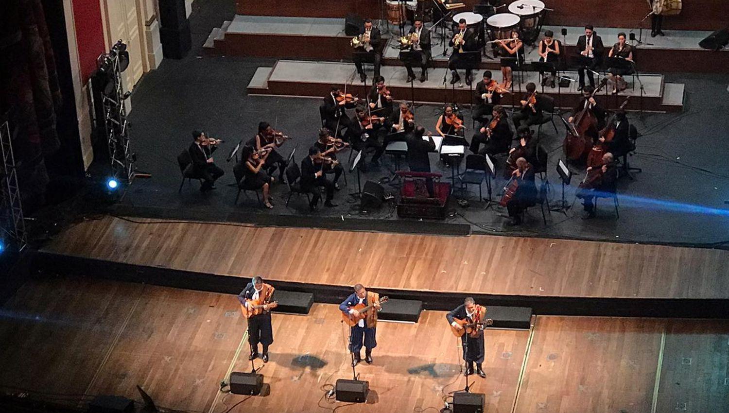 Ante un gran marco de puacuteblico Los Manseros Santiaguentildeos se presentaron en el Teatro Coloacuten