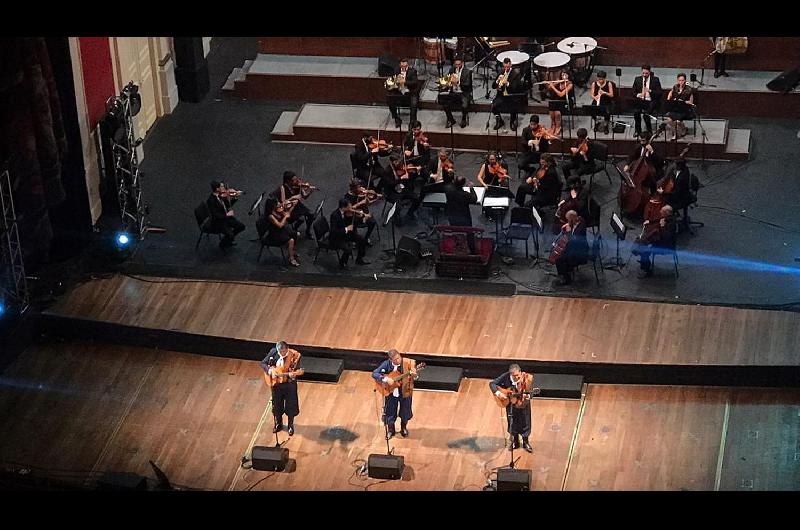 Ante un gran marco de puacuteblico Los Manseros Santiaguentildeos se presentaron en el Teatro Coloacuten