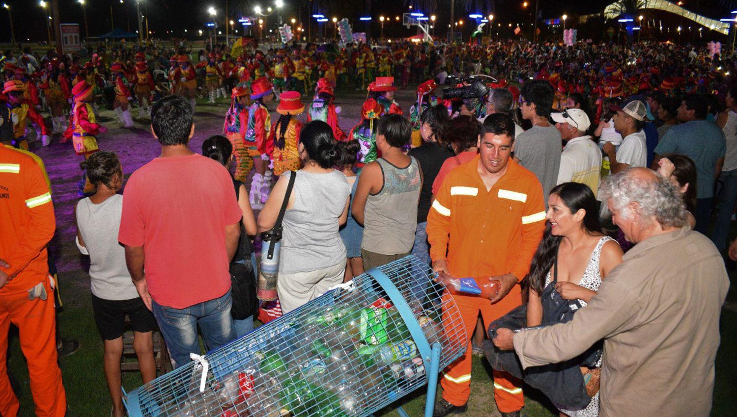 En Santiago es tu río la gente pudo apreciar el show de la murga Los Ilustres del Carnaval