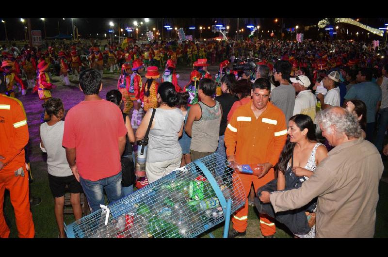 En Santiago es tu río la gente pudo apreciar el show de la murga Los Ilustres del Carnaval