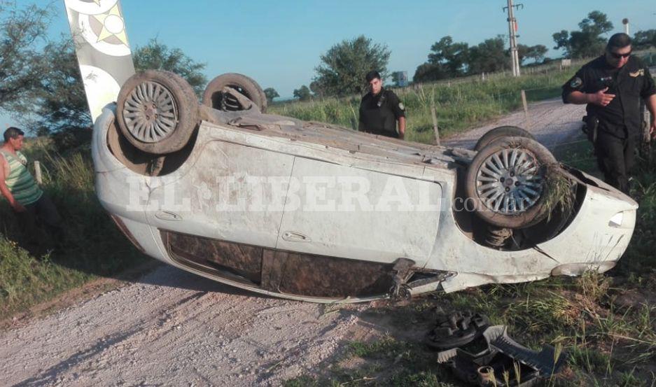 En el diacutea de la vuelta a las aulas una docente volcoacute con su auto y se salvoacute de milagro