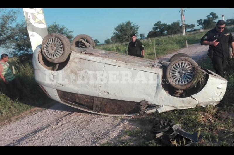 En el diacutea de la vuelta a las aulas una docente volcoacute con su auto y se salvoacute de milagro