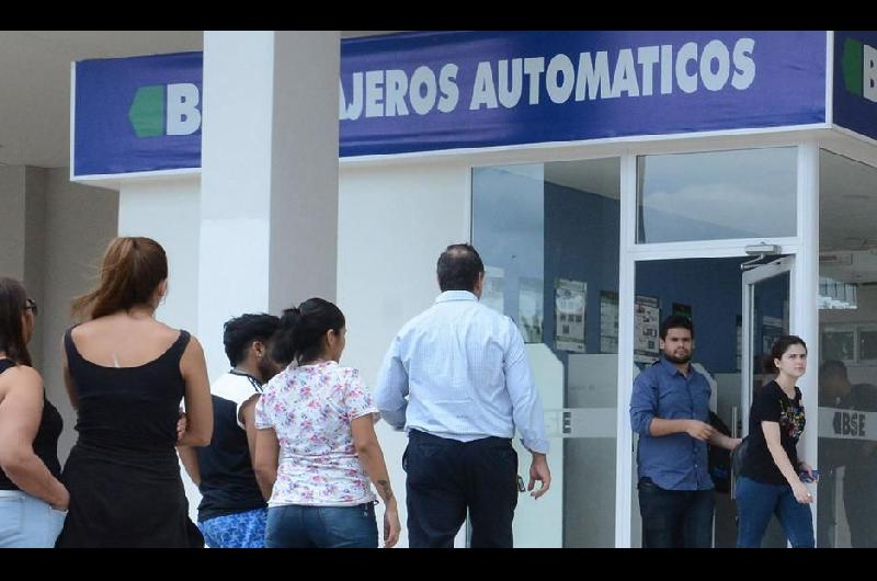 Los empleados puacuteblicos cobraraacuten sus sueldos el diacutea 272 despueacutes de la cero horas