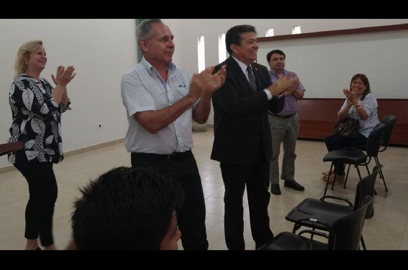 El rector de la Unse ingeniero Héctor Paz recibió a los
estudiantes en la sede de la Facultad en El Zanjón