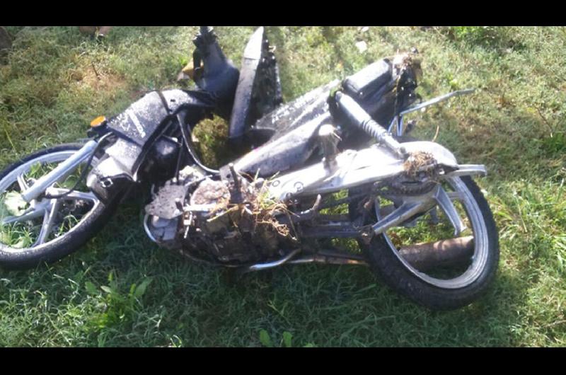 Un joven de 21 antildeos murioacute tras estrellar su moto contra un acoplado