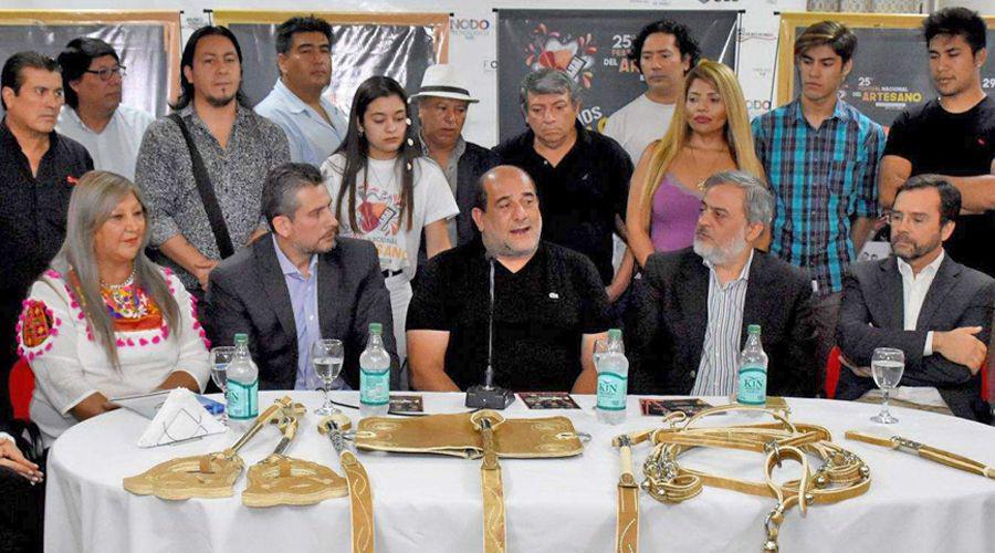 Bitar durante la conferencia de prensa de ayer junto con funcionarios y músicos de Santiago del Estero