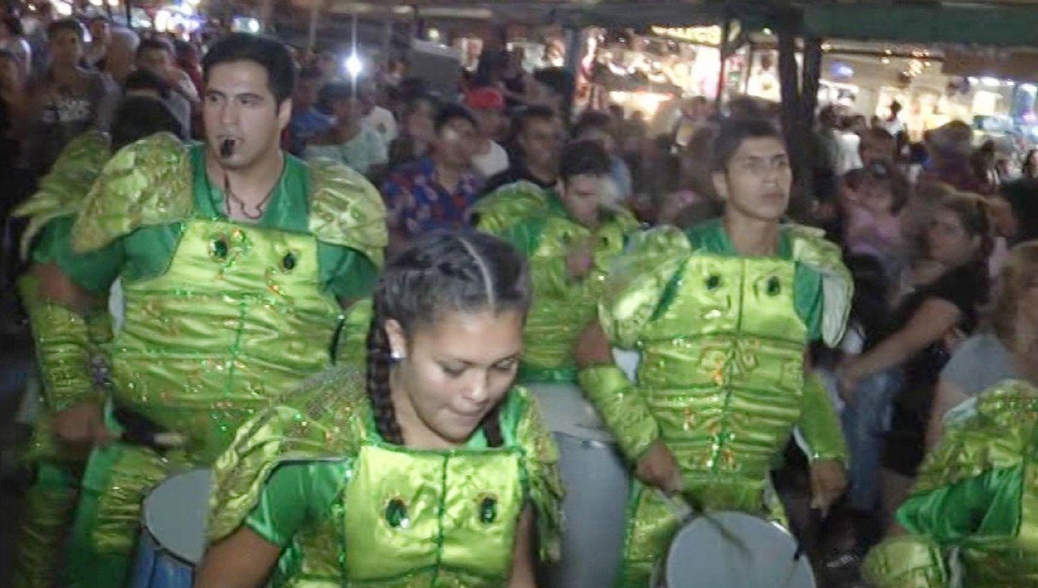 El público y músicos que se encontraban en el lugar se sumaron al carnaval anticipado de la ciudad