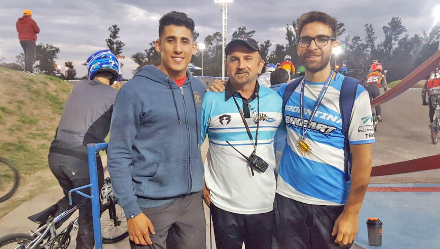 Exequiel Torres (piloto) Tito Ciappino (presidente de la Federación Argentina) e Ignacio Kaul (entrenador argentino) con mucha fe