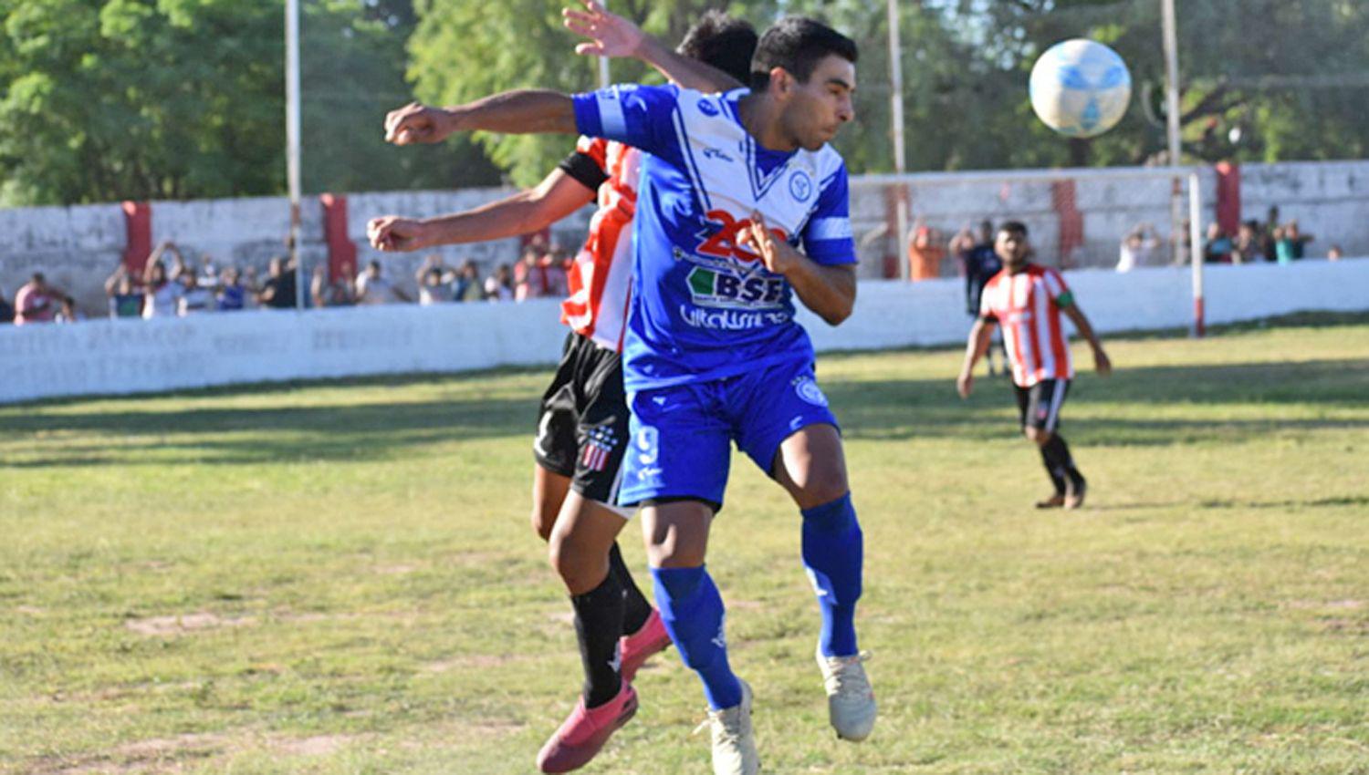 El cotejo en Tintina se caracterizó por ser muy parejo con dos
equipos que intentaron siempre aunque no acertaron en la puntada final