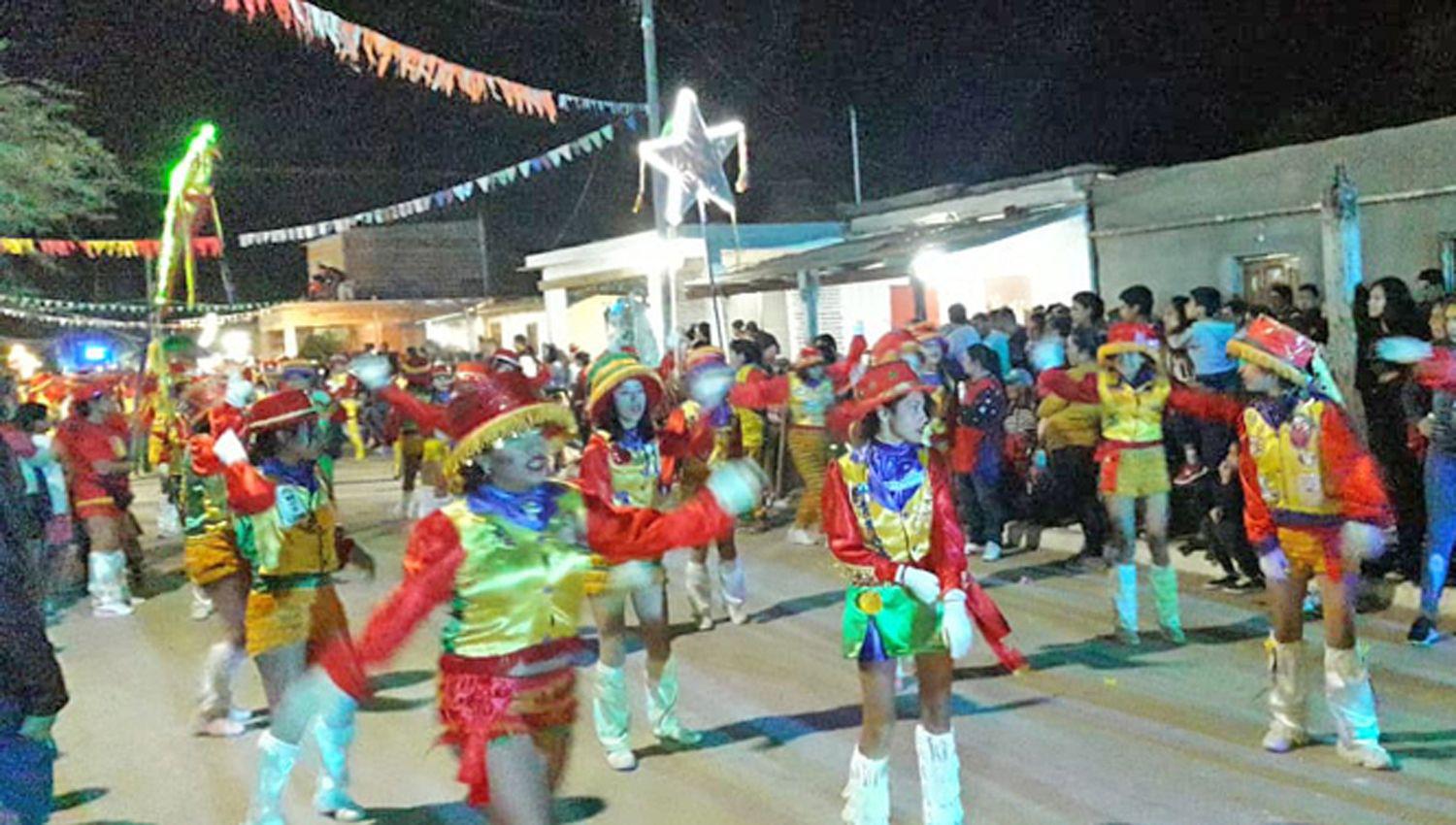 El público pudo disfrutar de un gran espectculo
ofrecido por las murgas que se llegaron hasta Villa Mailín