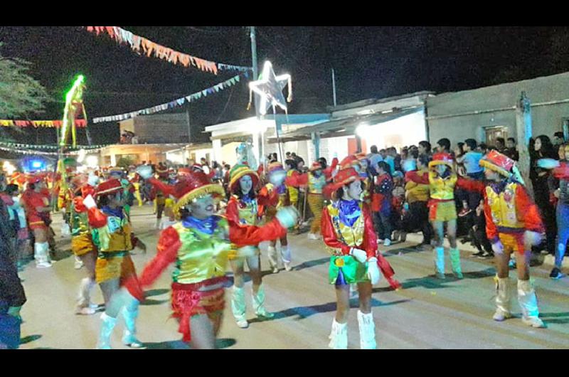 El público pudo disfrutar de un gran espectculo
ofrecido por las murgas que se llegaron hasta Villa Mailín