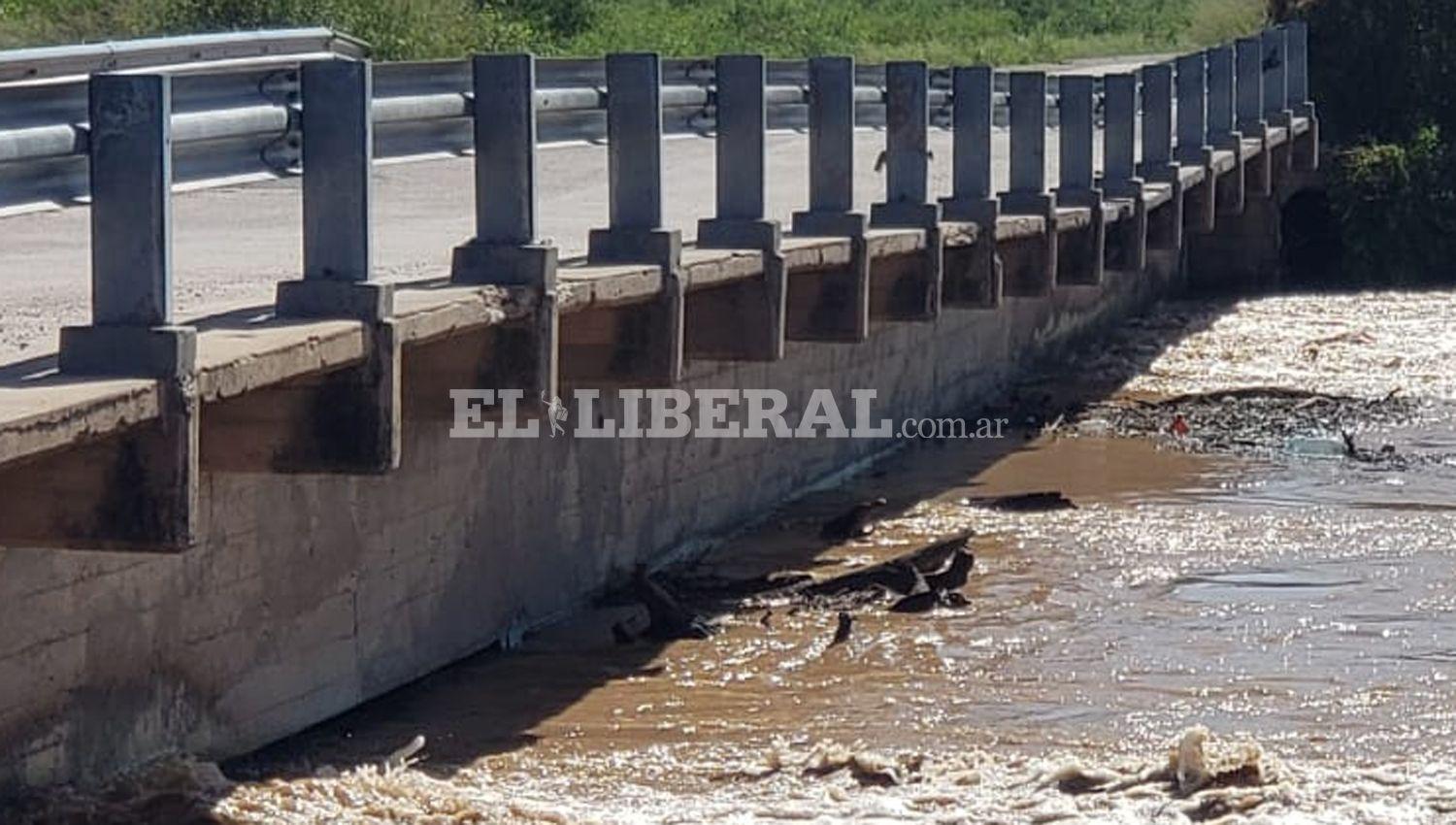 VIDEO  Ruta 92- suspenden el traacutensito por el puente que cruza el riacuteo Saladillo