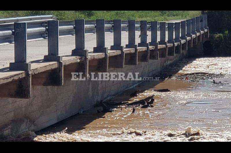 VIDEO  Ruta 92- suspenden el traacutensito por el puente que cruza el riacuteo Saladillo