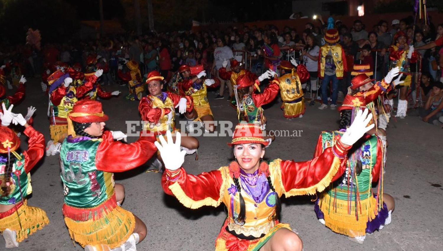 Los corsos barriales se desarrollaron sobre la Avenida Presidente de la Plaza del barrio Yapeyú