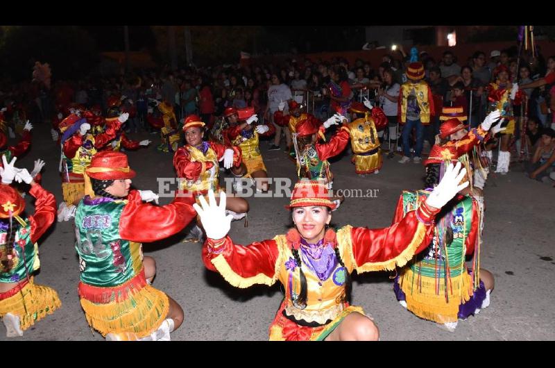 Los corsos barriales se desarrollaron sobre la Avenida Presidente de la Plaza del barrio Yapeyú