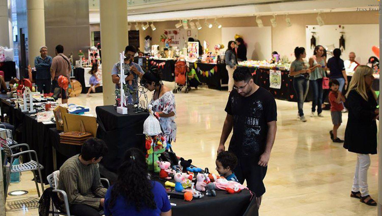 Organizan una Feria Artesanal especial por el Diacutea de la Mujer