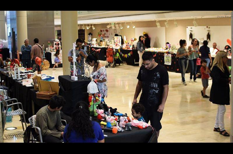 Organizan una Feria Artesanal especial por el Diacutea de la Mujer